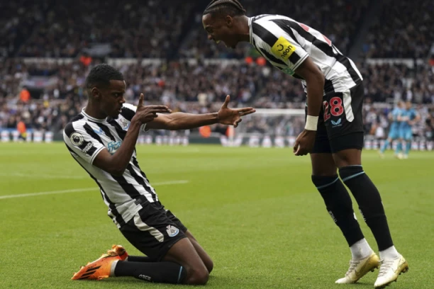 SVRAKE OČERUPALE PEVCE! Totenhem DEMOLIRAN, 4 MALJA po Bornmutu! (VIDEO)