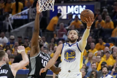 ŠAMPION PREŽIVEO UDAR KRALJEVA! Golden Stejt kroz DRAMU stigao do IZJEDNAČENJA! Sakramento imao ŠUT za pobedu! (VIDEO)