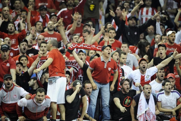 HAOS U GRČKOJ: Navijači Olimpijakosa prekinuli meč! Radio SUZAVAC!