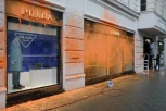 EKOLOŠKI AKTIVISTI BACILI FARBU PO IZLOZIMA NAJSKUPLJIH BRENDOVA! Potpuni haos u Berlinu! (FOTO)