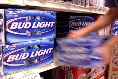 AMERIKANCI POBESNELI: Proizvođač "bad lajt" piva izgubio 5,25 milijardi dolara zbog reklame s transrodnom osobom, umešao se i Trampov sin (FOTO)