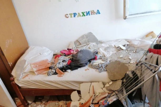 PLAFON NA POTKROVLJU ZGRADE U UŽICU OBRUŠIO SE NA DEČIJE KREVETE: Vlasnik stana već godinama ukazivao na problem prokišnjavanja (FOTO)