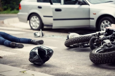 STRAVIČNA FOTOGRAFIJA S MESTA NESREĆE: Motorista stradao, oba vozila potpuno smrskana! (FOTO)