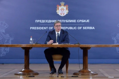 CEREMONIJA URUČENJA UGOVORA O ZAPOSLENJU: Vučić sa najboljim diplomcima medicinskih fakulteta i srednjih medicinskih škola