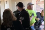 OTAC PROBUŠIO SINU UVO, PA MU POLICIJA UPALA U KUĆU: Uhapšen momentalno, nije pomoglo ni BURNO reagovanje porodice! (VIDEO)