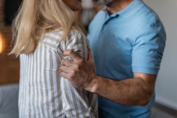 "MUŽ MI NIJE DAO NI ŽVAKE DA KUPIM, BILE SU LUKSUZ": Žena godinama trpela ZLOSTAVLJANJE i živela u paklu, OVAKO je sve počelo