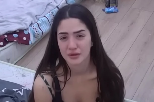 ANĐELA VUČE JEZIVU TRAUMU IZ PROŠLOSTI: Razotkriveno sve javno, Crnogorka ima ozbiljne TIKOVE, u sve umešani njeni roditelji! (VIDEO)