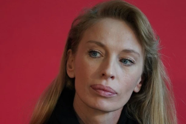 SIN NAŠE GLUMICE ZAVRŠIO NA ODVIKAVANJU: Terapijom uspeli da ga spasu iz kandži ZAVISNOSTI, Ljubinka Klarić otkrila sve teške trenutke!