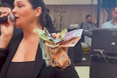 ZGRNULA NA HILJADE EVRA ZA JEDNU PESMU! Tea Tairović je mala beba za nju, Jana dokazala da je KRALJICA BAKŠIŠA! (VIDEO)