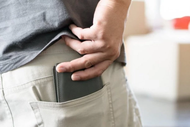 MLADIĆ PRONAŠAO NOVČANIK PUN PARA I VRATIO GA! Novac uspešno stigao do vlasnika iako nije iz Beograda, ali ODMAH SU PALE I KRITIKE!