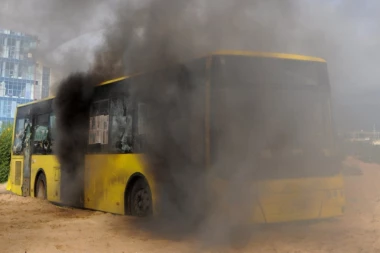 GORIVO JE KAPALO NA MOTOR, DECA SE ŽALILA NA MUČNINE I GLAVOBOLJE! Novi detalji incidenta kod Soluna: Autobus koji se zapalio se kvari 2 puta za 4 dana! (VIDEO)