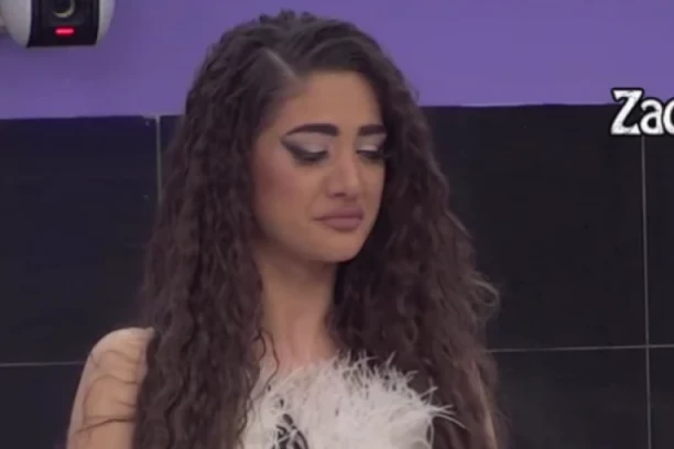 PONIŽAVANJE HELGE SE NASTAVLJA! Anđela MOLILA zadrugara da je muva: Češkaj me i mazi me! (VIDEO)