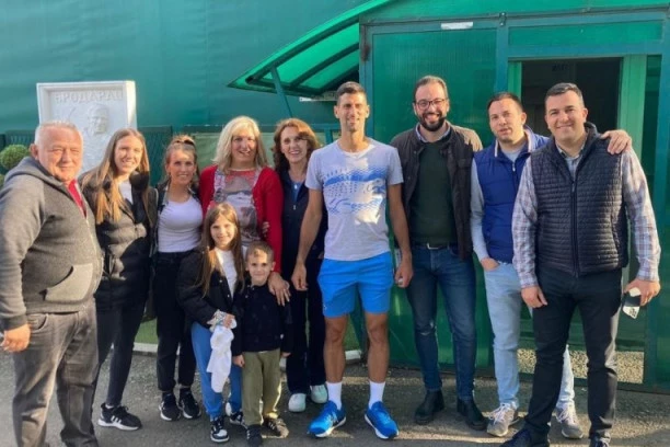 ĐOKOVIĆ NA BRODARCU: Najbolji srpski teniser odigrao partiju malog fudbala! (FOTO)