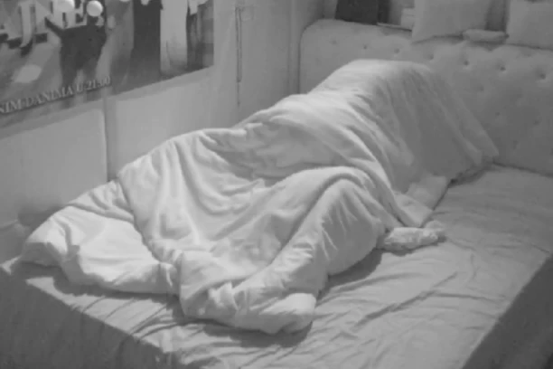 MAJA I ALEKS SE TAKMIČILE KOJA BOLJE DAHĆE: Zadrugarke naskočile na Zvezdana i Cara, pa udruženim snagama srušile Šimanovce! (VIDEO 18+)