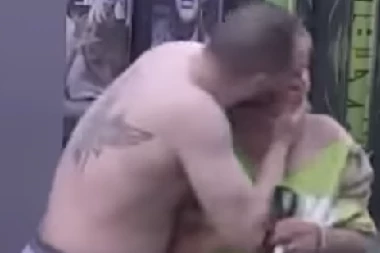 PRVO JOJ POKAZAO VRŠNJAKA, A ONDA JE NASILNO POLJUBIO! Slavnić spopao Zoricu Marković, ne može da obuzda svoje životinjske nagone! (VIDEO)