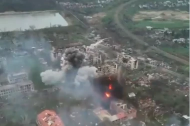 OBJAVLJEN SNIMAK KAKO UKRAJINCI NAVODNO GAĐAJU UPORIŠTE VAGNERA! Koristili pametne američke bombe (VIDEO)