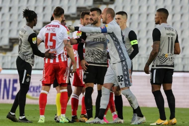 ZAKUVALO SE U HUMSKOJ! Igrači večitih se sukobili na poluvremenu, prednjačili Vujačić i Borjan! (VIDEO)