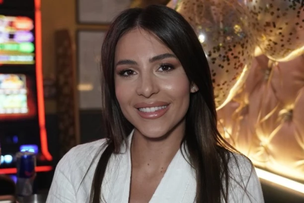 KRILA JE TRUDNIČKI STOMAK, A ONDA GA JE POKAZALA! Evo kako Anastasija Ražnatović izgleda u ČETVRTOM mesecu trudnoće!