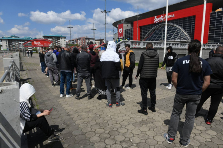 Grobari čekaju ispred Arene