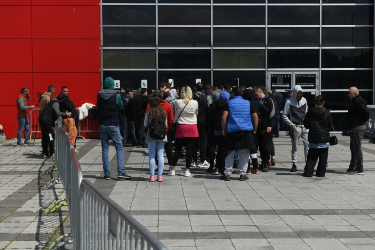 Grobari čekaju ispred Arene