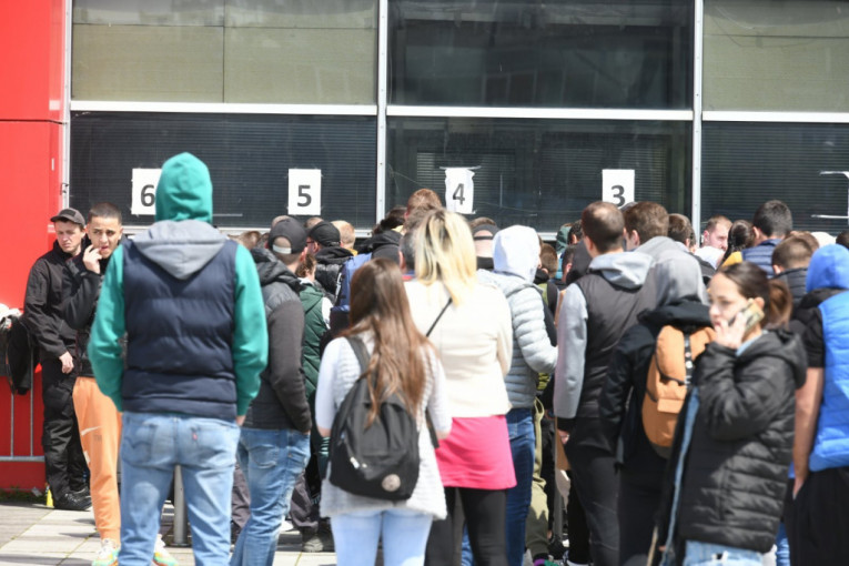 Grobari čekaju ispred Arene