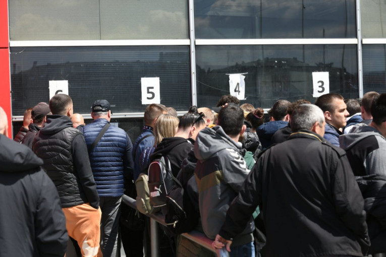 Grobari čekaju ispred Arene