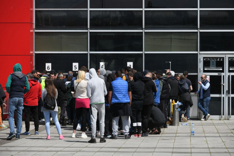 Grobari čekaju ispred Arene