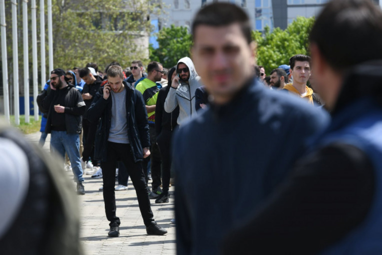 Grobari čekaju ispred Arene