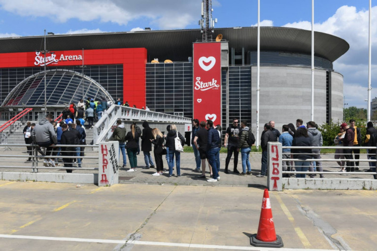 Grobari čekaju ispred Arene