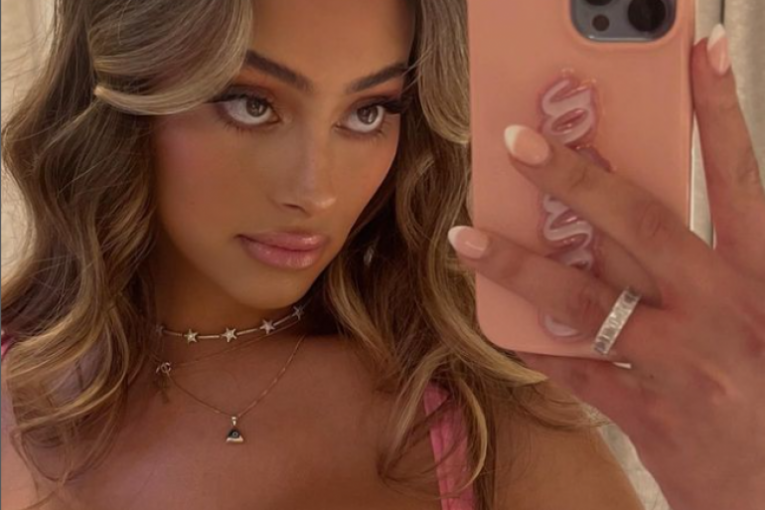 Devojka se slika u ogledalu