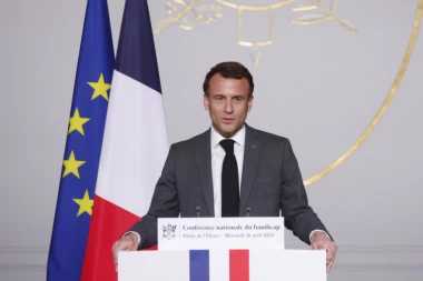 MAKRON ULAŽE 1,5 MILIJARDI EVRA U POPRAVKU IMIDŽA: Vlada plaća nabavku kolica za 12 miliona invalida u Francuskoj (FOTO)