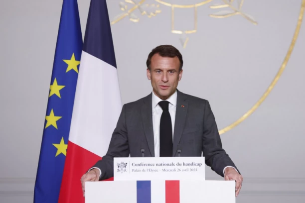 MAKRON ULAŽE 1,5 MILIJARDI EVRA U POPRAVKU IMIDŽA: Vlada plaća nabavku kolica za 12 miliona invalida u Francuskoj (FOTO)