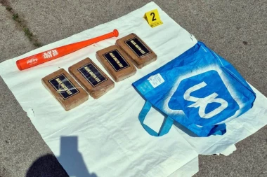 POZNATO KO SU MUŠKARCI KOD KOJIH JE NAĐENO 12 KILOGRAMA KOKAINA: Usred bela dana dogovorili prodaju droge, uzeli i novac, a onda...