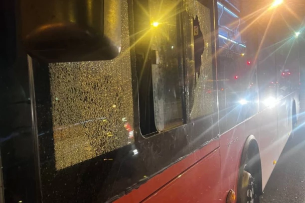 NAPADNUT VOZAČ AUTOBUSA NA MEDAKU: Dva huligana palicama razbijala stakla na vozilu i maltretirala putnike