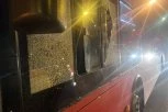 NAPADNUT VOZAČ AUTOBUSA NA MEDAKU: Dva huligana palicama razbijala stakla na vozilu i maltretirala putnike
