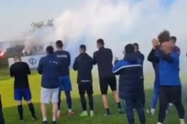 JUŽNOAMERIČKA ATMOSFERA: Navijači podržali fudbalere pred odlučujuće prvenstvene susrete - Rušanj je goreo! (VIDEO)