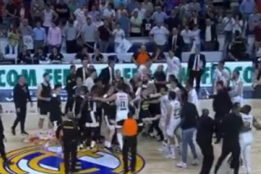 OPŠTA TUČA! Košarkaši Partizana i Reala se MAKLJALI nasred terena! (VIDEO)
