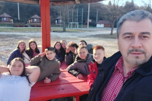 NESVAKIDAŠNJI GEST OSMAKA IZ GORNJEG MILANOVCA! Razredni starešina ušao u učionicu, a onda je zatekao OVO! (FOTO)