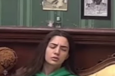 JEZIVE SCENE IZ ZADRUGE, ANĐELA OBEZNANJENA: Glava joj pada, nekontrolisano  koluta očima! (FOTO/VIDEO)