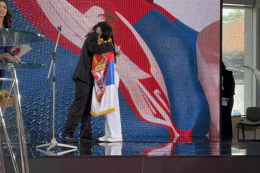 EMOTIVAN PRIZOR: Konstrakta uručila Luki zastavu Srbije, pa podelila sa njim svoje prošlogodišnje iskustvo, on odmah pokazao zahvalnost! (FOTO+VIDEO)