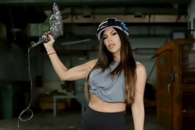 NE TREBA MI MUŠKO, IMAM MIŠIĆE ZA SVE: Kaja Ostojić tvrdi da se nikad ne oslanja na pomoć jačeg pola! (FOTO)