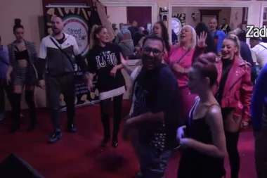 ZADRUGAR UHVAĆEN SA MOBILNIM TOKOM ŽURKE: Šok snimak iz rijalitija digao javnost na noge, kamere sve zabeležile! (VIDEO)
