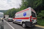 JEZIVA NESREĆA NA "MAGISTRALI SMRTI": U udesu kod Čačka učestvovala tri vozila, jedno potpuno uništeno - troje povređenih hitno prebačeno u bolnicu!