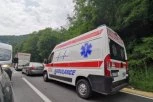 VOZILO ZAVRŠILO PREVRNUTO U RECI: Saobraćajna nesreća kod Leskovca - povređen vozač (FOTO)