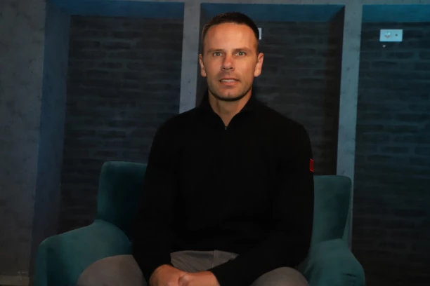 NISAM VAZURI SPUSTIO SLUŠALICU: Ostojić otkrio kako je isprskao Sadika i na koju foru je Vujačiću sipao vodu u gaće (VIDEO)