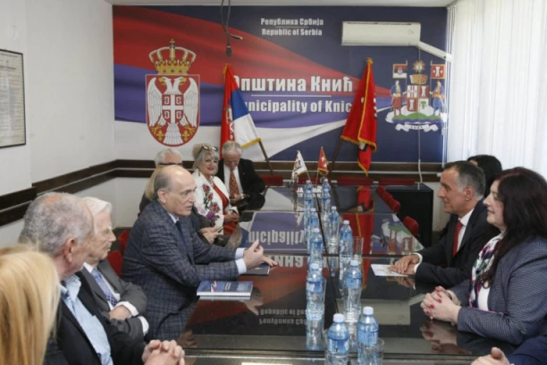 KRKOBABIĆ U ŠUMADIJI U POSETI OPŠTINI KNIĆ: Četvoro dece, pa venčanje (FOTO)