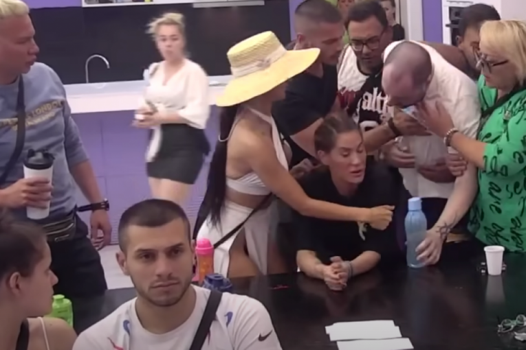 Slađa Lazić pokazala cica macu