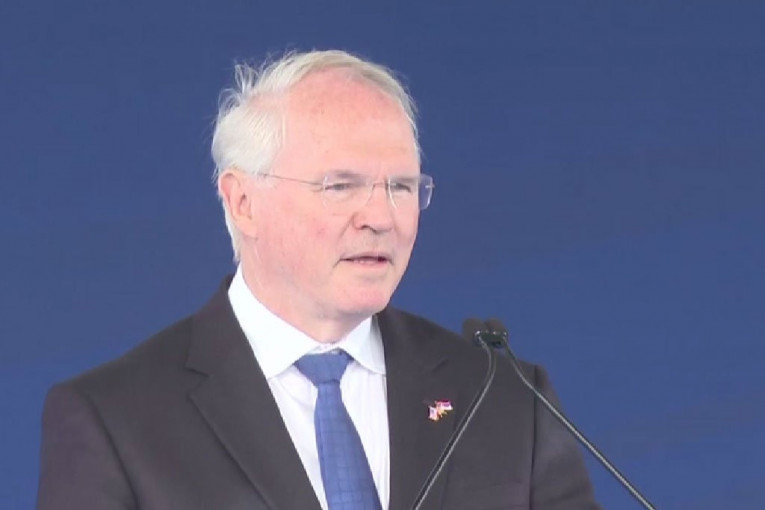 MORAVSKI KORIDOR ĆE SPAJATI RODITELJE I DECU, BAKE I DEKE I UNUKE! Kristofer Hil na otvaranju "pametnog auto-puta"!