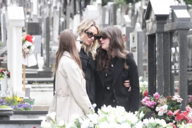 PRVA SUPRUGA VIDOJA RISTOVIĆA SE POJAVILA NA POMENU: Grca u suzama, a bol je rastrzao na delove!