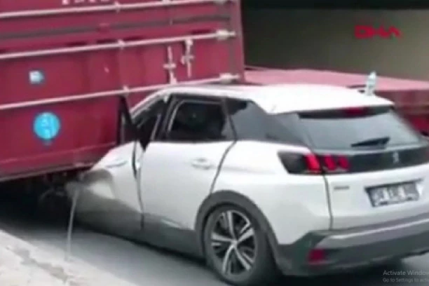 STRAVIČNA NESREĆA SAIGRAČA VASE MICIĆA! Prikolica mu SMRSKALA automobil! Uleteo pod kamion! (VIDEO)